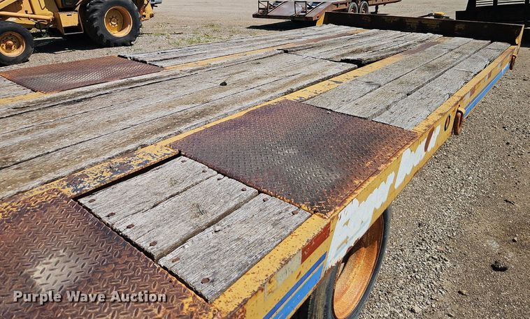 image for item EI4000 1997 Eager Beaver 20XPT equipment trailer