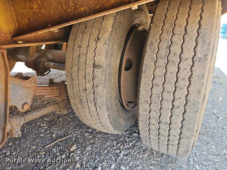 image for item EI4000 1997 Eager Beaver 20XPT equipment trailer