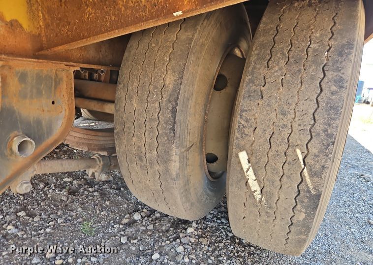 image for item EI4000 1997 Eager Beaver 20XPT equipment trailer