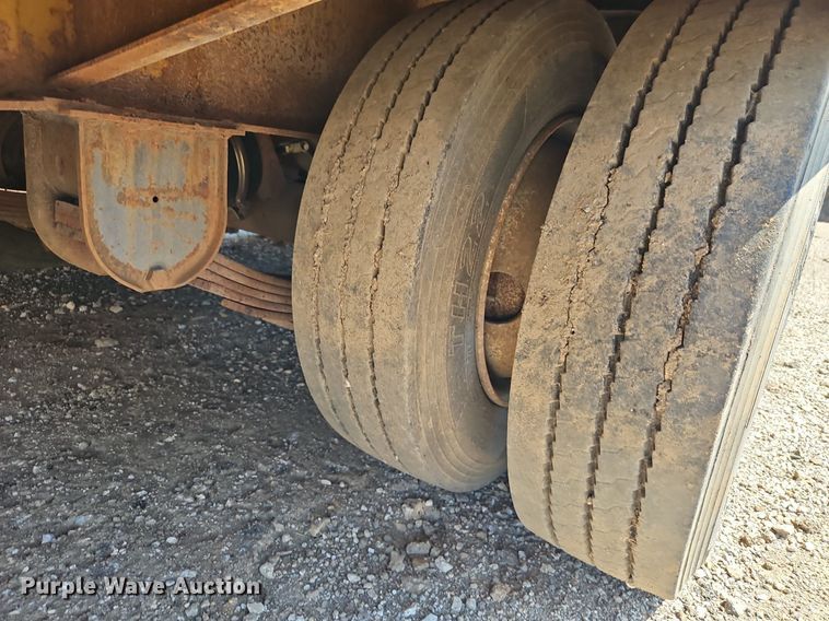 image for item EI4000 1997 Eager Beaver 20XPT equipment trailer