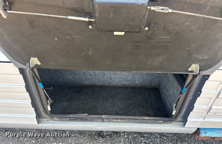 image for item EJ4448 1994 Winnebago  Vectra RV