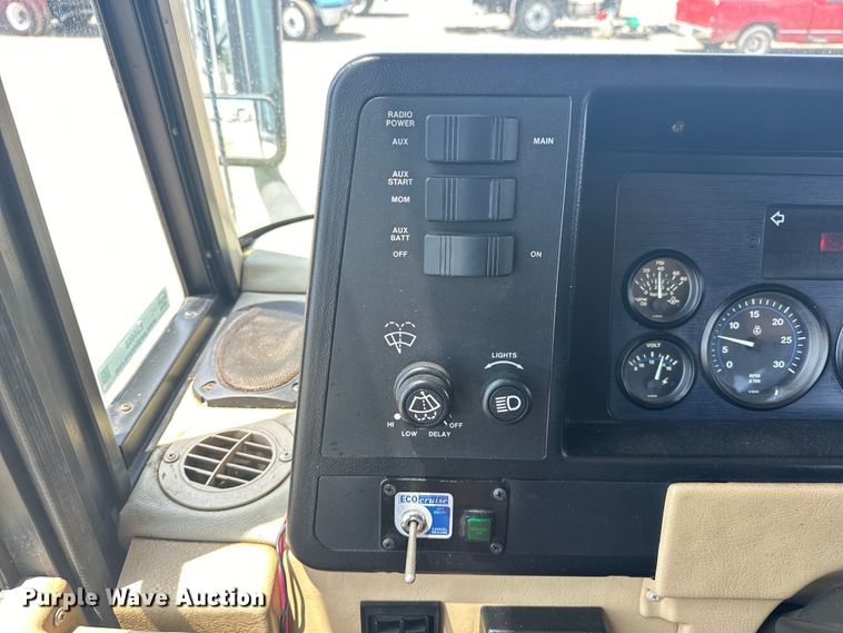 image for item EJ4448 1994 Winnebago  Vectra RV