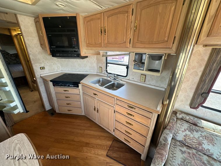 image for item EJ4448 1994 Winnebago  Vectra RV