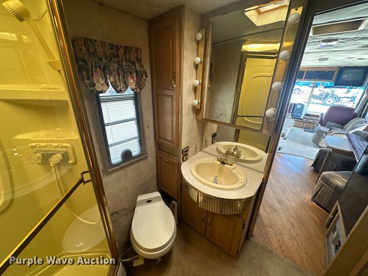 image for item EJ4448 1994 Winnebago  Vectra RV