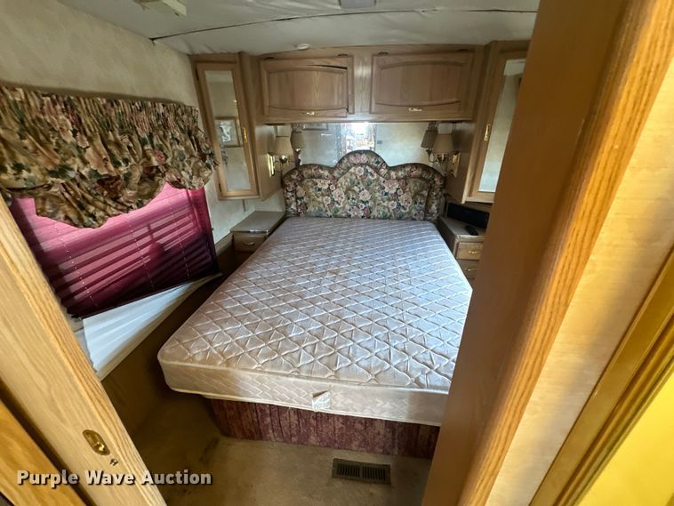 image for item EJ4448 1994 Winnebago  Vectra RV