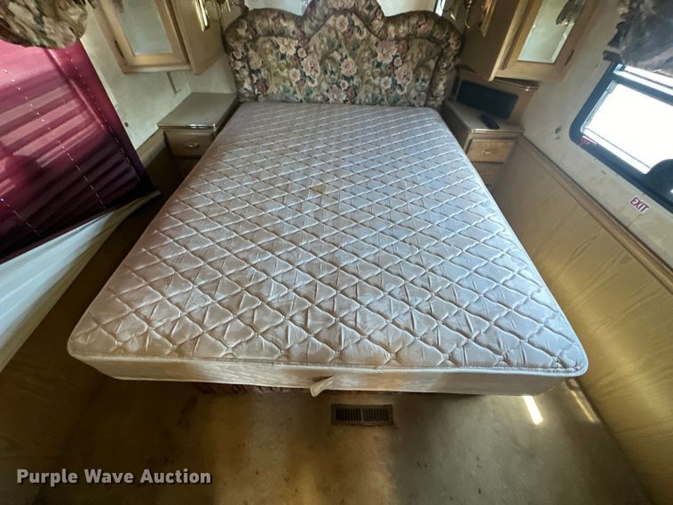 image for item EJ4448 1994 Winnebago  Vectra RV