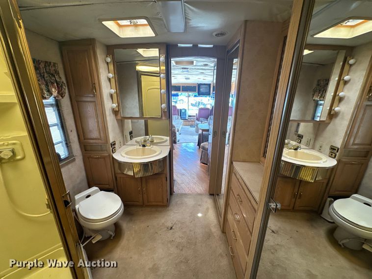 image for item EJ4448 1994 Winnebago  Vectra RV