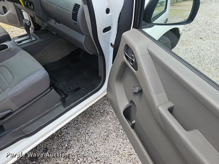 image for item EJ5764 2013 Nissan  Frontier  King Cab pickup truck