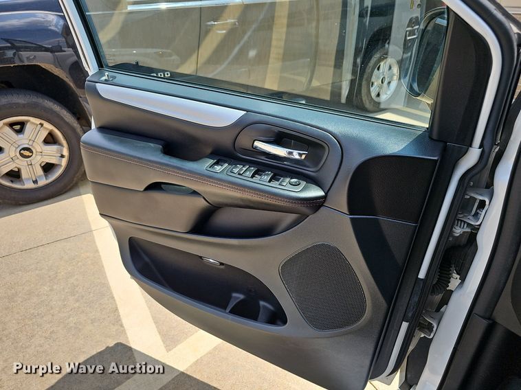 image for item EJ5774 2017 Dodge Grand Caravan van