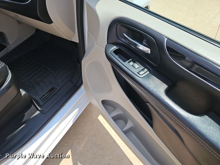 image for item EJ5776 2017 Dodge  Grand Caravan SXT van