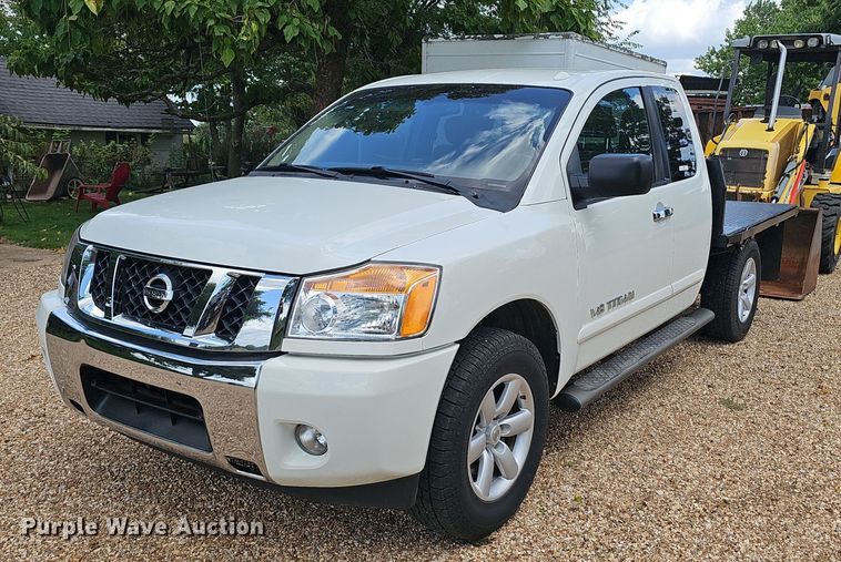 image for item EJ5807 2013 Nissan  Titan King Cab flatbed pickup truck