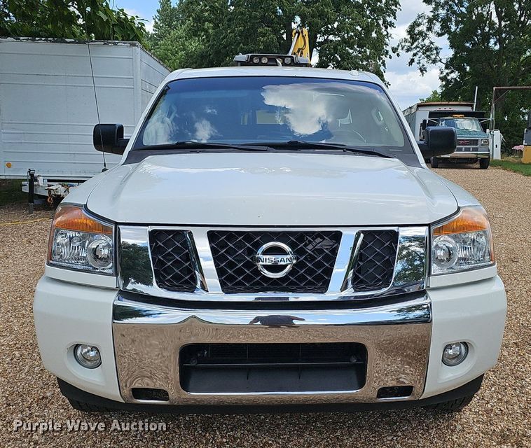 image for item EJ5807 2013 Nissan  Titan King Cab flatbed pickup truck