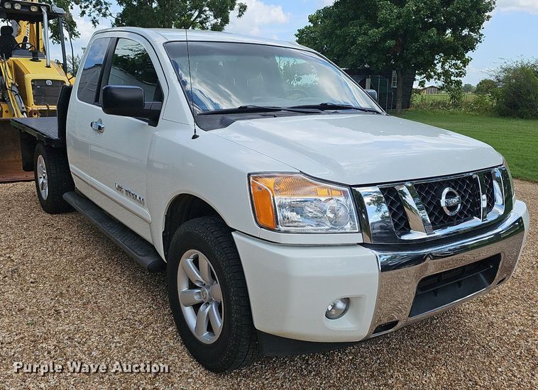 image for item EJ5807 2013 Nissan  Titan King Cab flatbed pickup truck