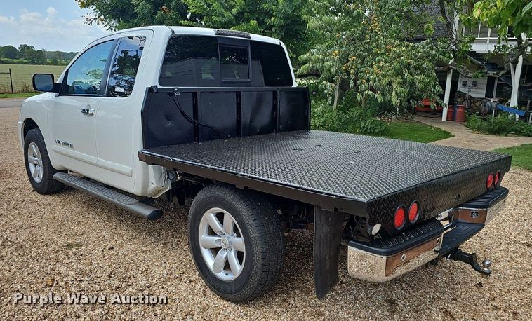 image for item EJ5807 2013 Nissan  Titan King Cab flatbed pickup truck