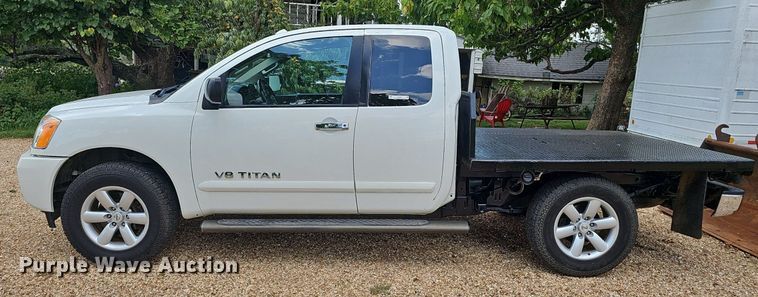 image for item EJ5807 2013 Nissan  Titan King Cab flatbed pickup truck