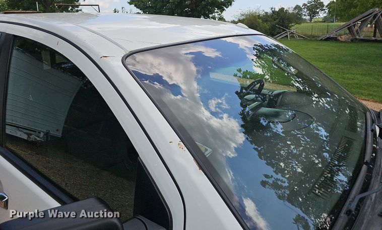 image for item EJ5807 2013 Nissan  Titan King Cab flatbed pickup truck