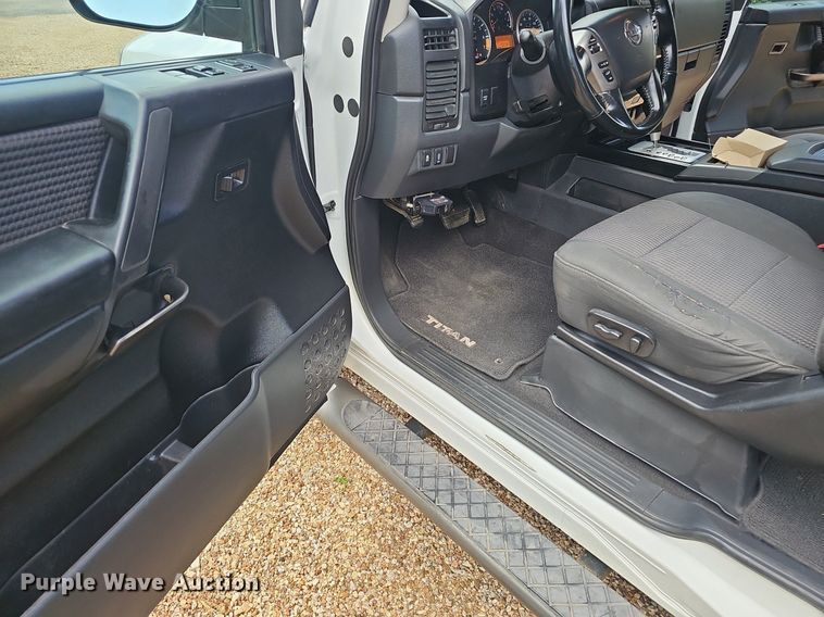 image for item EJ5807 2013 Nissan  Titan King Cab flatbed pickup truck