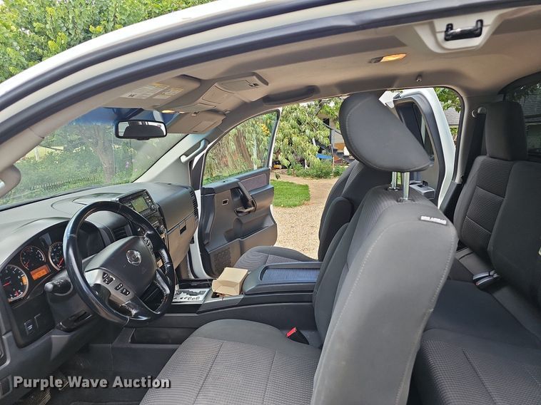 image for item EJ5807 2013 Nissan  Titan King Cab flatbed pickup truck