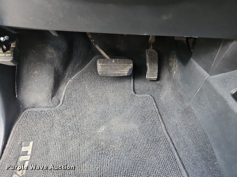 image for item EJ5807 2013 Nissan  Titan King Cab flatbed pickup truck