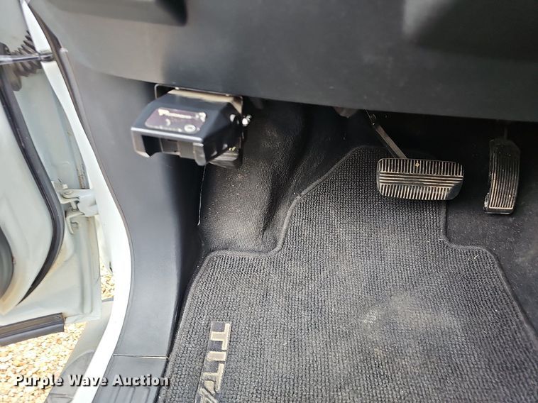 image for item EJ5807 2013 Nissan  Titan King Cab flatbed pickup truck