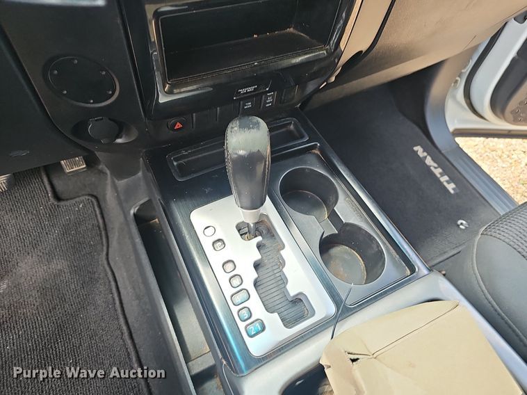 image for item EJ5807 2013 Nissan  Titan King Cab flatbed pickup truck