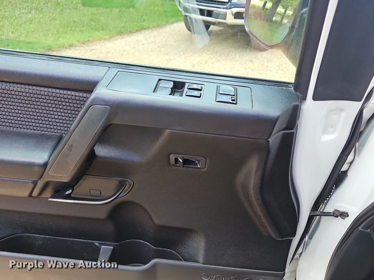 image for item EJ5807 2013 Nissan  Titan King Cab flatbed pickup truck