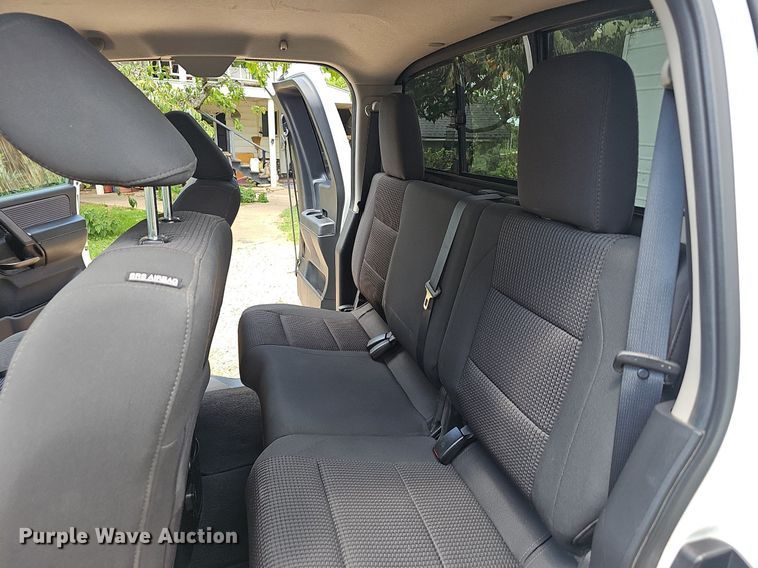 image for item EJ5807 2013 Nissan  Titan King Cab flatbed pickup truck