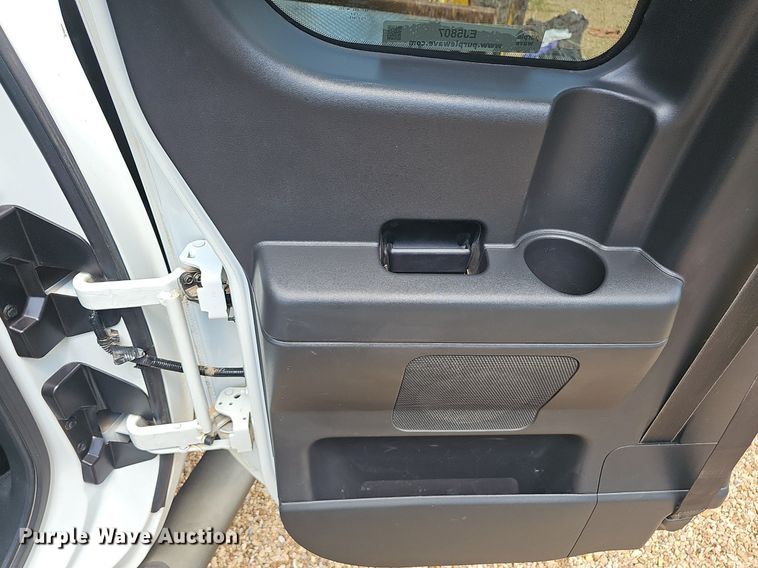 image for item EJ5807 2013 Nissan  Titan King Cab flatbed pickup truck