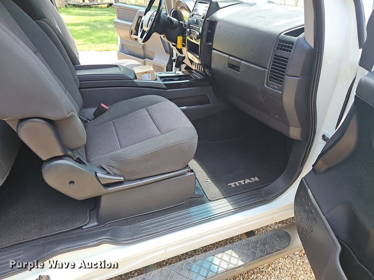 image for item EJ5807 2013 Nissan  Titan King Cab flatbed pickup truck