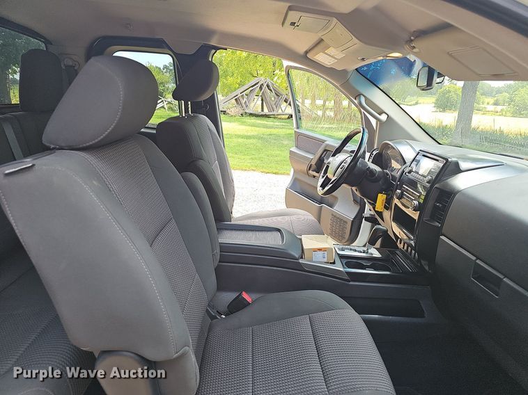 image for item EJ5807 2013 Nissan  Titan King Cab flatbed pickup truck