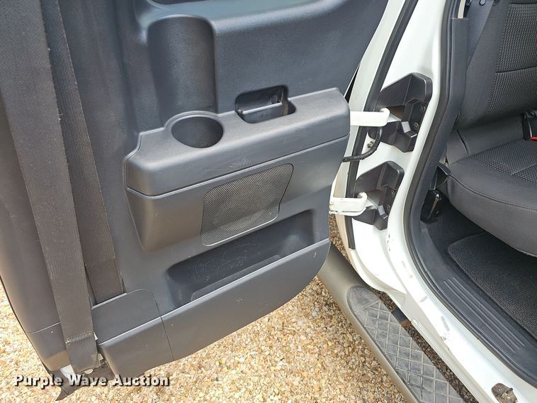 image for item EJ5807 2013 Nissan  Titan King Cab flatbed pickup truck