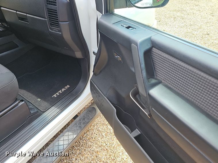 image for item EJ5807 2013 Nissan  Titan King Cab flatbed pickup truck