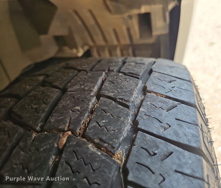 image for item EJ5807 2013 Nissan  Titan King Cab flatbed pickup truck