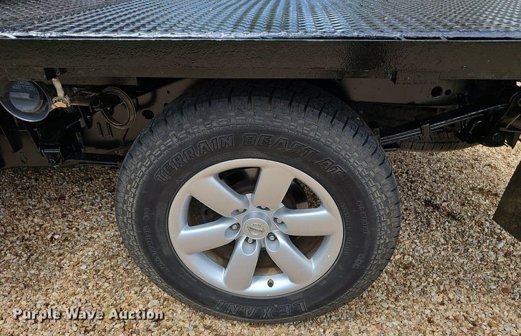 image for item EJ5807 2013 Nissan  Titan King Cab flatbed pickup truck