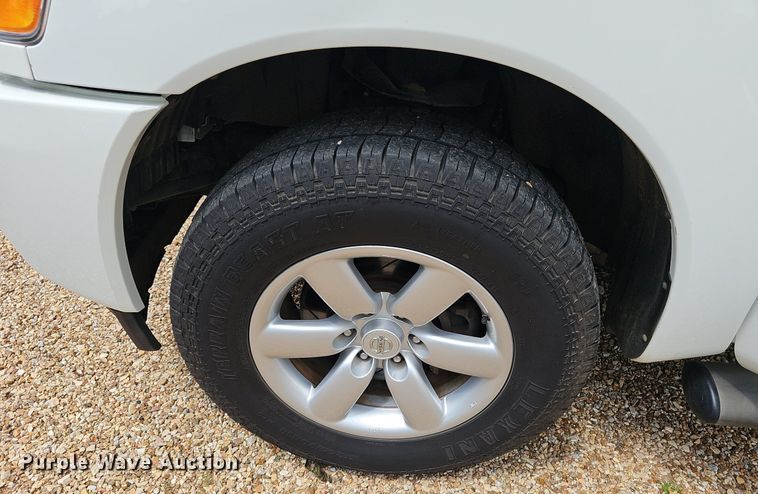 image for item EJ5807 2013 Nissan  Titan King Cab flatbed pickup truck