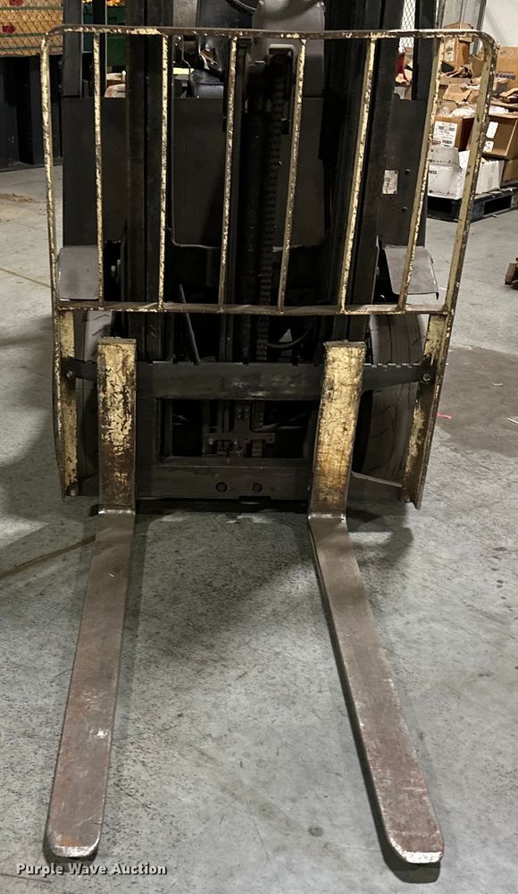 image for item EJ6418 1993 Yale  GLP040AFNUAV084LP5 forklift