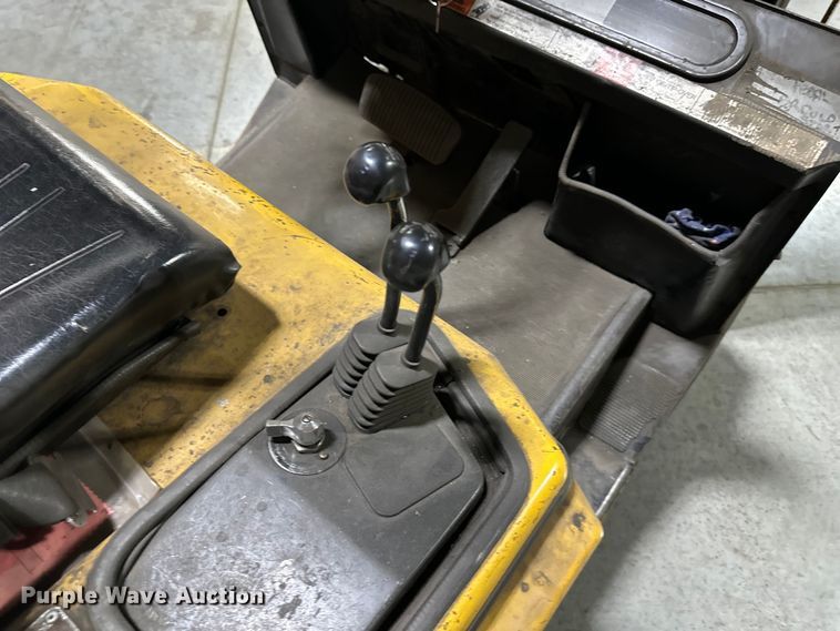 image for item EJ6418 1993 Yale  GLP040AFNUAV084LP5 forklift