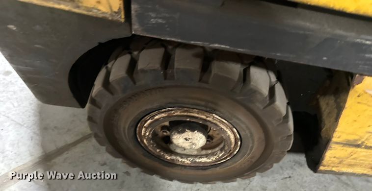 image for item EJ6418 1993 Yale  GLP040AFNUAV084LP5 forklift