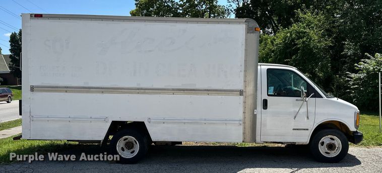 image for item EJ7083 1999 GMC 3500 box truck