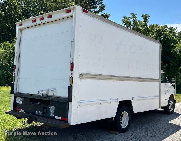 image for item EJ7083 1999 GMC 3500 box truck