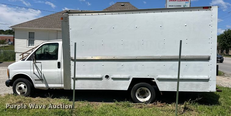 image for item EJ7083 1999 GMC 3500 box truck