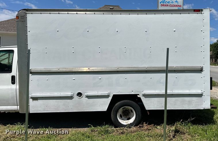 image for item EJ7083 1999 GMC 3500 box truck