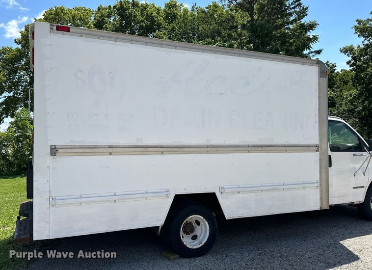 image for item EJ7083 1999 GMC 3500 box truck