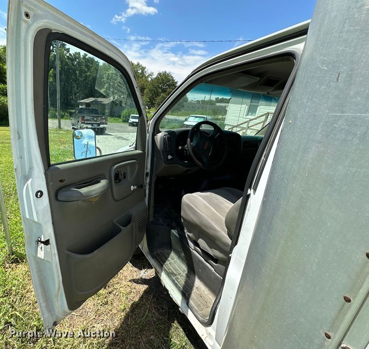 image for item EJ7083 1999 GMC 3500 box truck