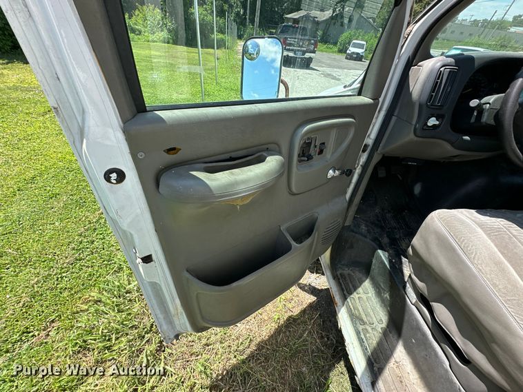 image for item EJ7083 1999 GMC 3500 box truck