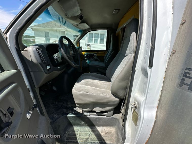 image for item EJ7083 1999 GMC 3500 box truck