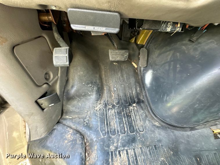 image for item EJ7083 1999 GMC 3500 box truck