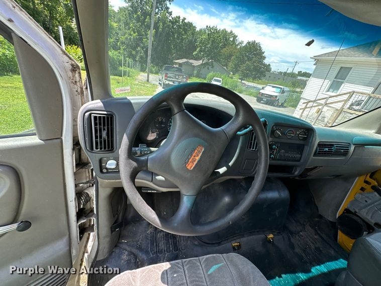 image for item EJ7083 1999 GMC 3500 box truck