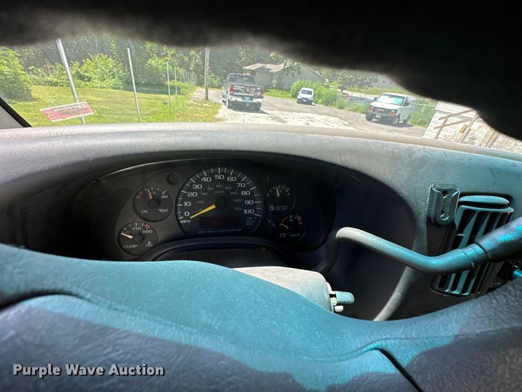 image for item EJ7083 1999 GMC 3500 box truck