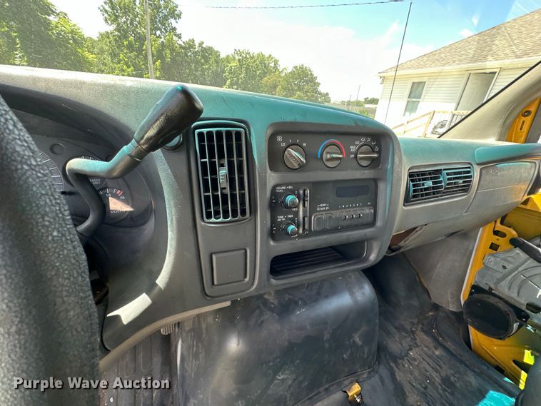 image for item EJ7083 1999 GMC 3500 box truck